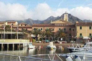 Xtrallusion photo library of independent, self-guided walking and sightseeing holidays in Italy. Pictures, images, photos and photographs taken along the way of this 1-day walking itinerary, to give you a visual impression of the day's walk.