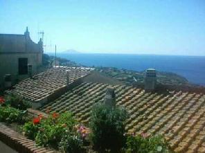 Xtrallusion photo library of independent, self-guided walking and sightseeing holidays in Italy. Pictures, images, photos and photographs taken along the way of this 1-day walking itinerary, to give you a visual impression of the day's walk.